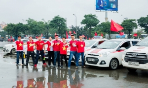 Dàn xe taxi Group dán cờ đỏ sao vàng ủng hộ ĐTQG Việt Nam Dàn xe taxi Group dán cờ đỏ sao vàng ủng hộ ĐTQG Việt Nam