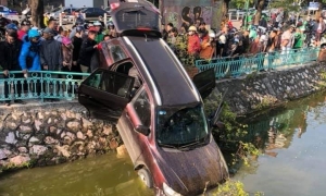 Hyundai SantaFe đâm bung lan can đường Thanh Niên, cắm đầu xuống Hồ Trúc Bạch Hyundai SantaFe đâm bung lan can đường Thanh Niên, cắm đầu xuống Hồ Trúc Bạch