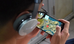 Quá mải mê chơi PUBG Mobile, 2 thanh niên Ấn Độ gặp tai nạn với xe lửa Quá mải mê chơi PUBG Mobile, 2 thanh niên Ấn Độ gặp tai nạn với xe lửa