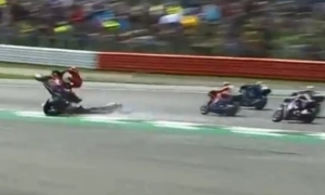 VIDEO: Tai nạn kinh hoàng tại giải MotoGP chỉ vài giây sau khi xuất phát VIDEO: Tai nạn kinh hoàng tại giải MotoGP chỉ vài giây sau khi xuất phát