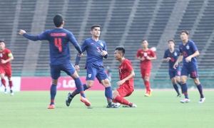 Cầu thủ Thái Lan bỏ bóng, đạp thẳng mặt tiền vệ U22 Việt Nam Cầu thủ Thái Lan bỏ bóng, đạp thẳng mặt tiền vệ U22 Việt Nam