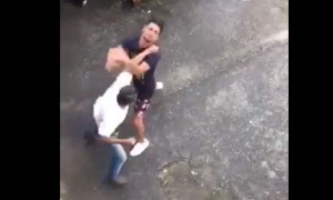 VIDEO Cựu HLV Anderson Silva 'đánh trộm' học trò vì ... mặc áo của phòng gym khác VIDEO Cựu HLV Anderson Silva 'đánh trộm' học trò vì ... mặc áo của phòng gym khác