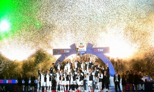 Chùm ảnh: Ronaldo ăn mừng chức vô địch cùng Juventus trên sân nhà Chùm ảnh: Ronaldo ăn mừng chức vô địch cùng Juventus trên sân nhà