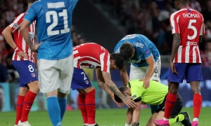 Trọng tài chính trận Atletico vs Juventus nằm sân vì sự cố hy hữu Trọng tài chính trận Atletico vs Juventus nằm sân vì sự cố hy hữu