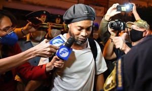 Ronaldinho nhận tin buồn sau khi được thả tự do khỏi nhà tù Ronaldinho nhận tin buồn sau khi được thả tự do khỏi nhà tù