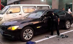 Phát hiện chồng ngoại tình, vợ đập nát xế hộp BMW 740Li trị giá 5 tỉ Phát hiện chồng ngoại tình, vợ đập nát xế hộp BMW 740Li trị giá 5 tỉ