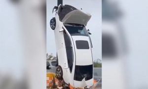 VIDEO: Ô tô dựng đứng sau khi đâm vào cột biển báo VIDEO: Ô tô dựng đứng sau khi đâm vào cột biển báo