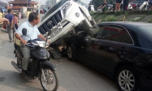 Land Cruiser Prado mất lái, rơi trúng đầu Camry Land Cruiser Prado mất lái, rơi trúng đầu Camry