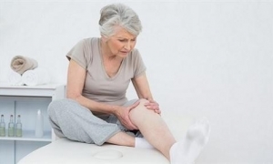 Đau nhức xương khớp ở tuổi già: cẩn trọng những biến chứng nguy hiểm Đau nhức xương khớp ở tuổi già: cẩn trọng những biến chứng nguy hiểm