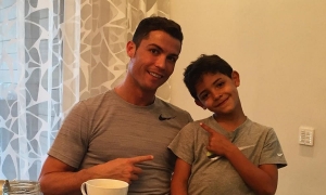 Ronaldo nháy mắt, chu môi cực đáng yêu Ronaldo nháy mắt, chu môi cực đáng yêu