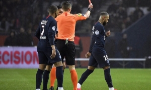 Neymar phản ứng bất thường sau khi bị thẻ đỏ Neymar phản ứng bất thường sau khi bị thẻ đỏ