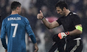 Thời khắc Ronaldo ngả bàn đèn ở Cúp C1 khiến cả SVĐ đứng dậy vỗ tay Thời khắc Ronaldo ngả bàn đèn ở Cúp C1 khiến cả SVĐ đứng dậy vỗ tay