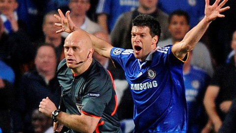 Ballack uất ức trước quyết định của trọng tài. Ảnh: Getty Ovrebo, Chelsea, Barcelona, Champions League