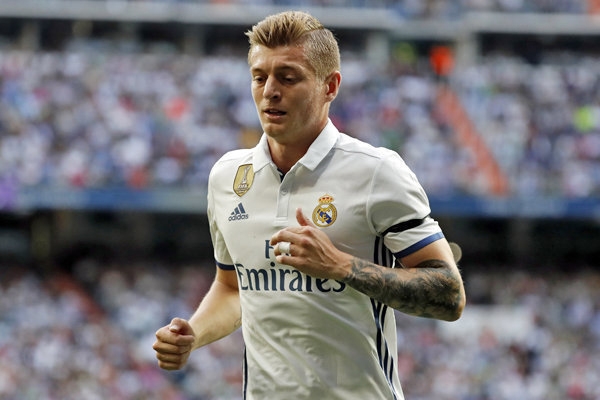Kroos là người giống Scholes nhất. Ảnh: Getty Manchester United, Real Madrid, Paul Scholes, Luka Modric, Toni Kroos