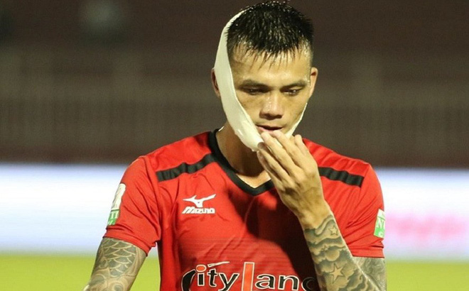 Hữu Tuấn và các đồng đội ở hàng phòng ngự càng thi đấu càng mắc sai lầm. Ảnh: HCMFC TP. HCM, Vinicius, HLV Chung Hae Seon, V-League 2019, Victor Mansaray, Ismahil Akinade, Hữu Tuấn, Epasi, Thanh Thắng