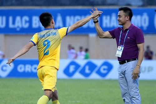 Giữa những khó khăn, HLV Đức Thắng vẫn đưa các cầu thủ của mình tới ánh sáng. Ảnh: Người Lao Động HLV Đức Thắng, Thanh Hóa, Bầu Đệ
