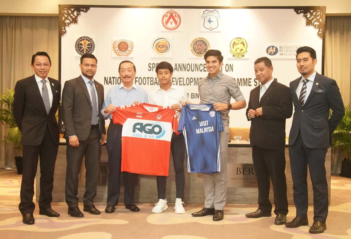 Luqman trong buổi ký hợp đồng chuyển tới KV Kortrjik. Ảnh: Semuanya sao mai Đông Nam Á, Bỉ, Luqman, Công Phượng, KV Kortrjik