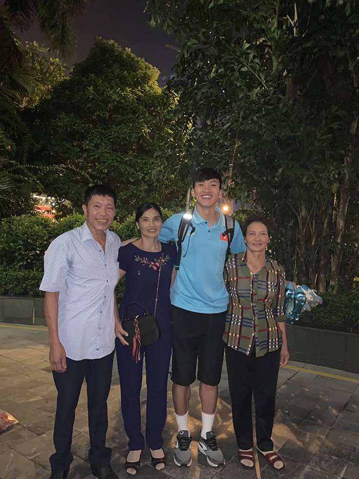 Văn Hậu cùng với người thân. Ảnh: Kieu Trinh Tran cầu thủ Việt Nam, Việt Nam, Malaysia, Quang Hải, Duy Mạnh, Văn Hậu, Indonesia, vòng loại World Cup 2022