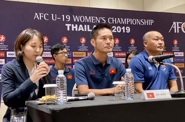 Hai HLV của U19 nữ Việt Nam và U19 nữ Thái Lan trong buổi họp báo trước trận. Ảnh: VFF U19 nữ Việt Nam, U19 nữ Thái Lan, U19 nữ Việt Nam vs U19 nữ Thái Lan, VCK U19 nữ châu Á