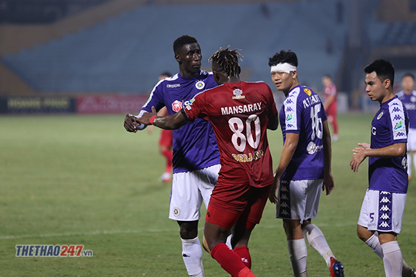 Tình huống nhận thẻ vàng của Omar trong trận gặp TP.HCM. Ảnh: Văn Hải Omar, Hà Nội FC vs Quảng Nam, chung kết Cúp QG 2019, ltd Cúp QG, Cúp QG