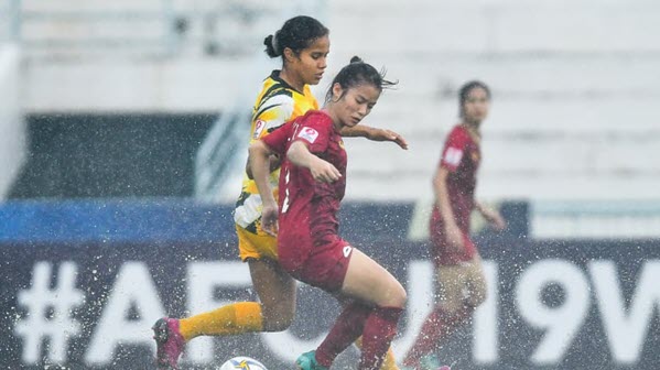 Mưa to làm ảnh hưởng trận đấu giữa U19 nữ Việt Nam với U19 nữ Australia. Ảnh: AFC kết quả U19 nữ Việt Nam vs U19 nữ Australia, link xem U19 nữ Việt Nam vs U19 nữ Australia, U19 nữ VN