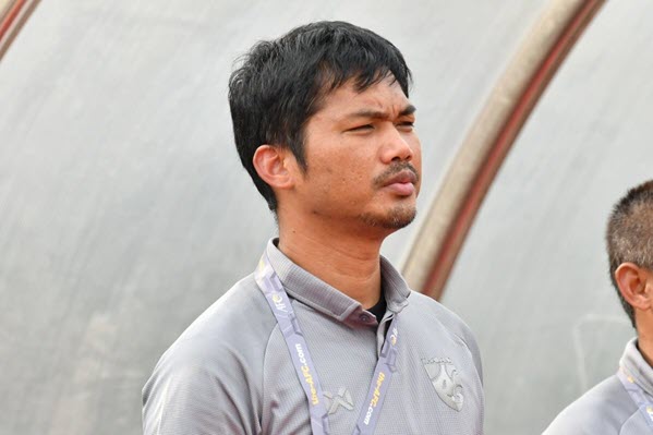 HLV Issara Sritaro gửi lời xin lỗi NHM nước nhà sau trận thua của U19 Thái Lan. Ảnh: FAT U19 Thái Lan vs U19 Malaysia, vòng loại U19 châu Á, HLV U19 Thái Lan nói, Issara Sritaro,