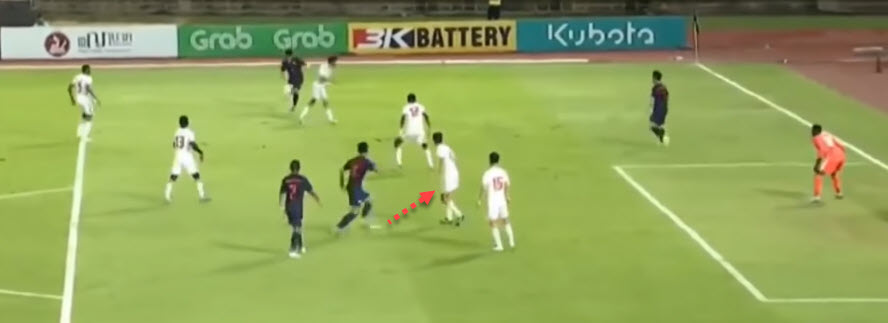 Tình huống 4 cầu thủ áo trắng để một mình Dangda nhảy lên ghi bàn Park Hang Seo, Việt Nam vs UAE, vòng loại World Cup 2022, UAE, Việt Nam, xem Việt Nam vs UAE