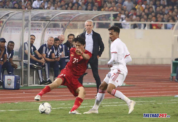 Tuấn Anh có trận đấu làm lu mờ các cầu thủ UAE. Ảnh: Văn Hải Việt Nam vs UAE, Admed Khalil, Việt Nam 1 - 0 UAE, vòng loại World Cup 2022, thẻ đỏ UAE