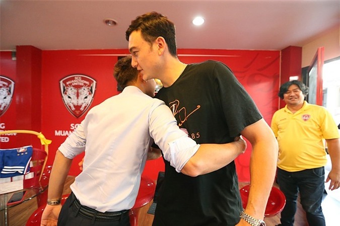 Văn Lâm vui vẻ gặp Theerathon Bunmathan trong buổi tập đầu tiên. Ảnh: MTD dang van lam muangthong united thai league