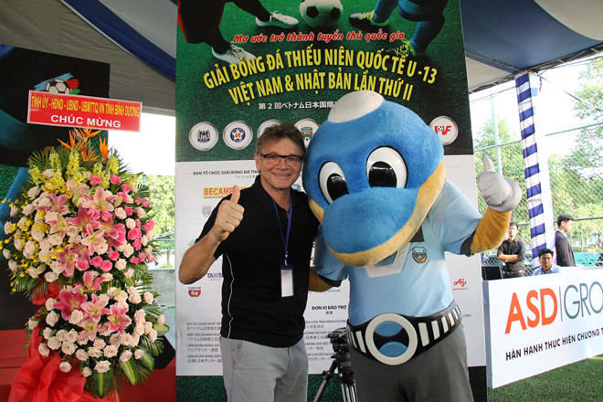 HLV Philippe Troussier tại giải bóng đá thiếu niên Quốc tế U13 Việt Nam - Nhât Bản. Ảnh: Thanh Niên hlv Philippe Troussier