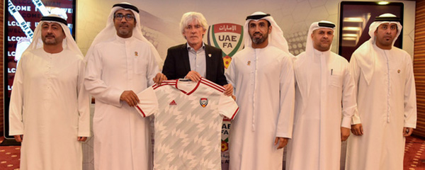 Buổi lễ ký kết hợp đồng giữa HLV Ivan Jovanovic và LĐBĐ UAE Ivan Jovanovic dtqg uae