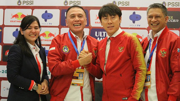 Đây là cái bắt tay tràn đầy hy vọng giữa lãnh đạo bóng đá Indonesia và HLV Shin Tae Yong shin tae yong indonesia