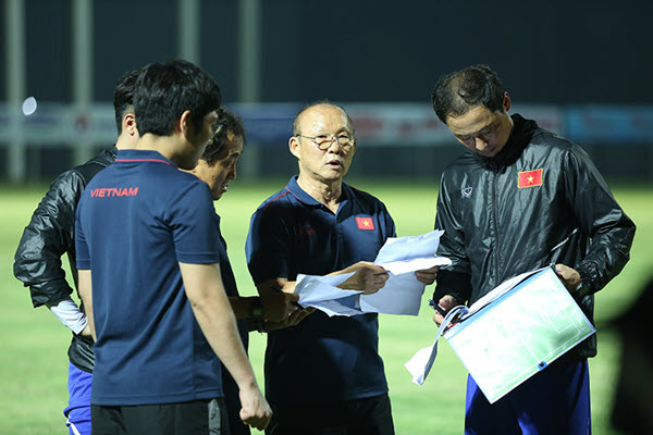 HLV Park Hang Seo cùng đội ngũ trợ lý hùng hậu của mình tại SEA Games 30 hlv park hang seo