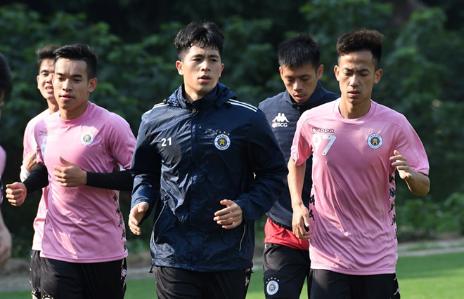 Trung vệ Đình Trọng trong buổi tập khai xuân của Hà Nội FC. Ảnh: Thanh Niên dinh trong ha noi fc