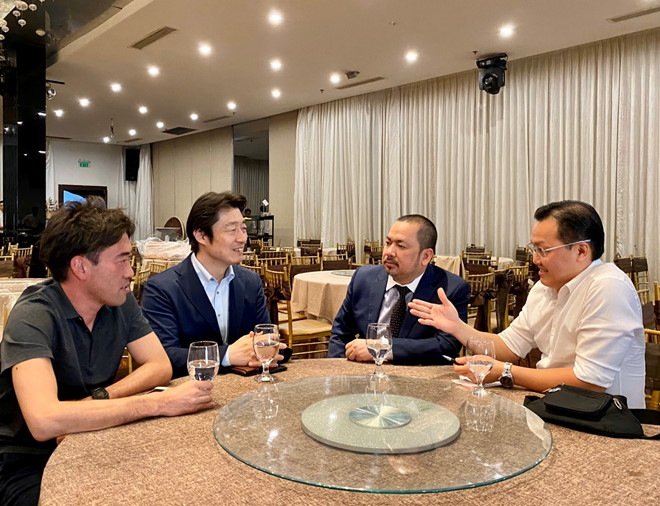 Lãnh đạo Sài Gòn FC và FC Tokyo bàn bạc với nhau về các kế hoạch sắp triển khai. Ảnh: Thanh Niên sai gon fc fc tokyo