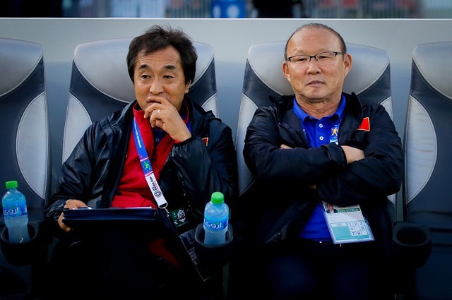 HLV Park Hang Seo và trợ lý Lee Young Jin là cặp bài trùng thành công tại bóng đá Việt Nam hlv park hang seo tro ly lee young jin