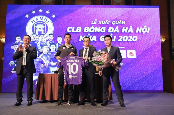 Văn Quyết trong buổi lễ xuất quân của Hà Nội FC. Ảnh: Hà Nội FC van quyet ha noi fc