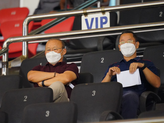 HLV Park Hang Seo dự khán trận Sài Gòn FC gặp SLNA tại SVĐ Thống Nhất hôm 8/3. Ảnh: Thanh Niên hlv park hang seo