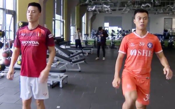 Nguyễn Huy Hùng và Đỗ Thanh Thịnh đang tập hồi phục tại PVF huy hung thanh thinh tuyen thu viet nam