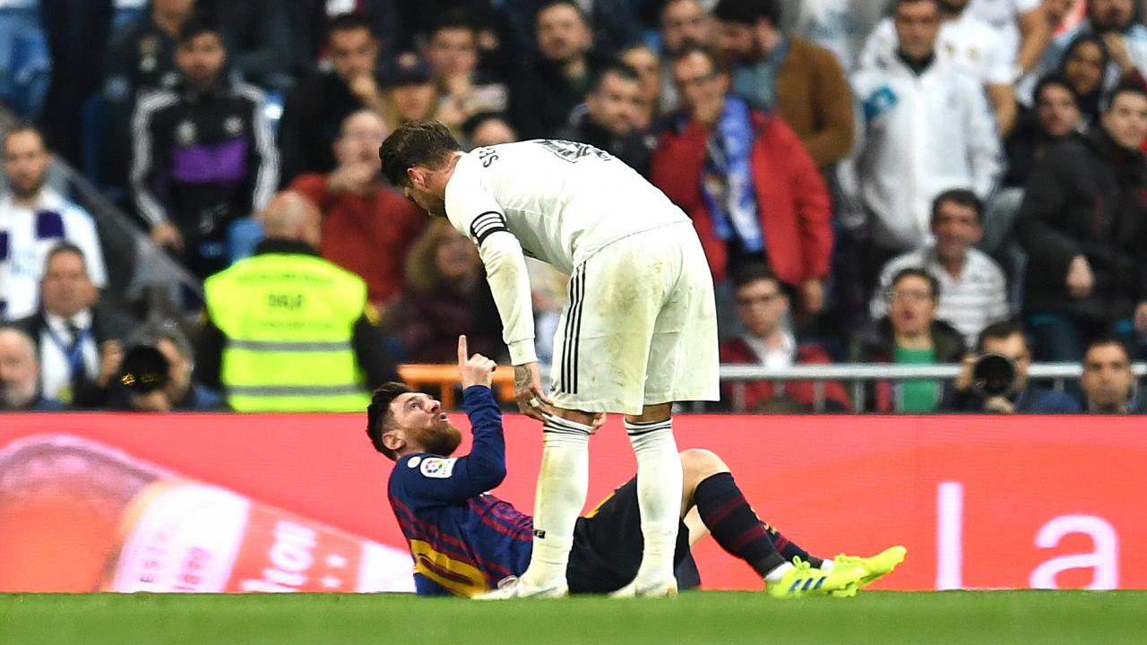 Messi nổi cáu với Ramos Ramos chơi xấu Messi, Real 0-1 Barca, Ramos chơi xấu, Messi nổi giận, Ramos, Messi, Real, Barca, Ramos đánh Messi, REal thua Barca