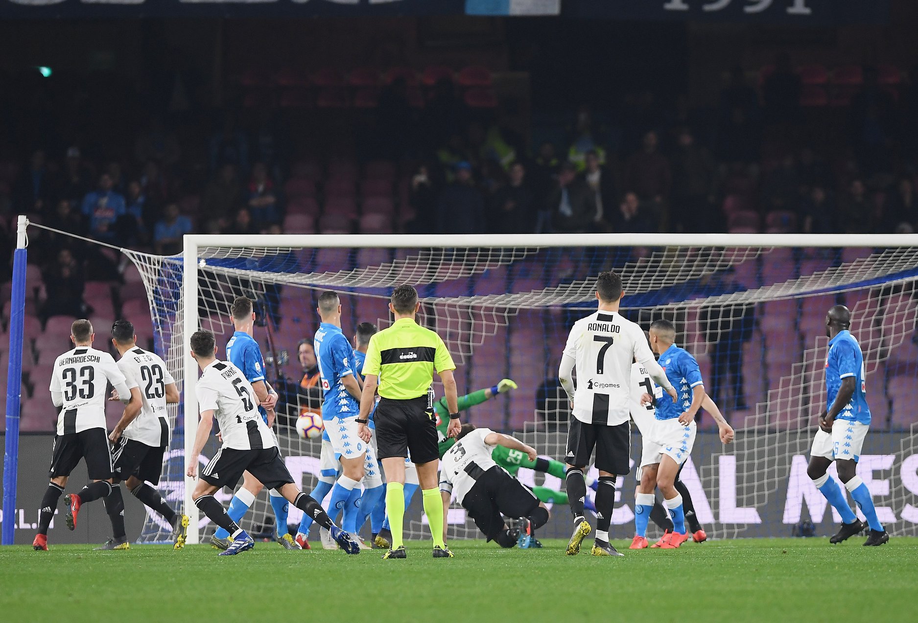 Pjanic mở tỷ số từ quả đá phạt trực tiếp kết quả Napoli vs Juventus, tỉ số Napoli vs Juventus, video bàn thắng Napoli vs Juventus, Napoli vs Juventus, Napoli, Juventus