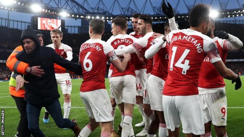 CĐV quá khích này rất có thể sẽ bị cấm đến sân Emirates vĩnh viễn fan cuồng arsenal, chris smalling, arsenal, arsenal 2-0 mu, fan lao xuống sân, cđv quá khích, ngoại hạng anh, mu,