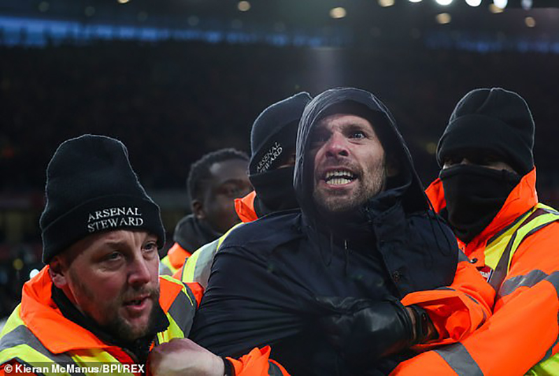 Anh ta nhanh chóng bị bắt giữ fan cuồng arsenal, chris smalling, arsenal, arsenal 2-0 mu, fan lao xuống sân, cđv quá khích, ngoại hạng anh, mu,
