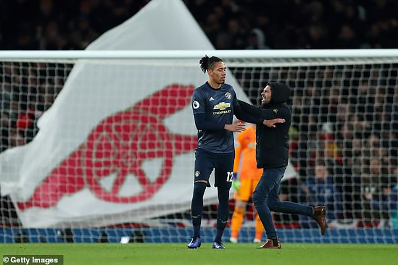 Fan cuồng Arsenal quấy rối Smalling fan cuồng arsenal, chris smalling, arsenal, arsenal 2-0 mu, fan lao xuống sân, cđv quá khích, ngoại hạng anh, mu,