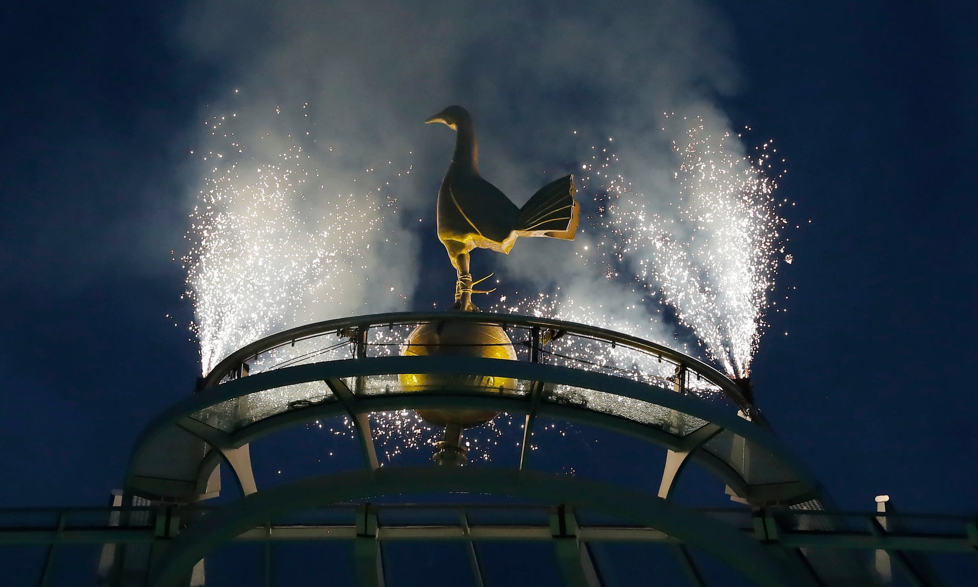 Biểu tượng của CLB cũng xuất hiện kết quả ngoại hạng anh, kết quả tottenham vs crystal palace, tottenham 2-0 crystal palace, tottenham, svđ mới, sân vận động mới, son heung-min