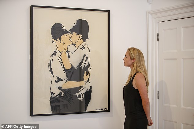 Bức họa nổi tiếng 'kissing coppers' Ronaldo, Messi, Ronaldo và Messi, Ronaldo hôn Messi, Barca, Juventus,