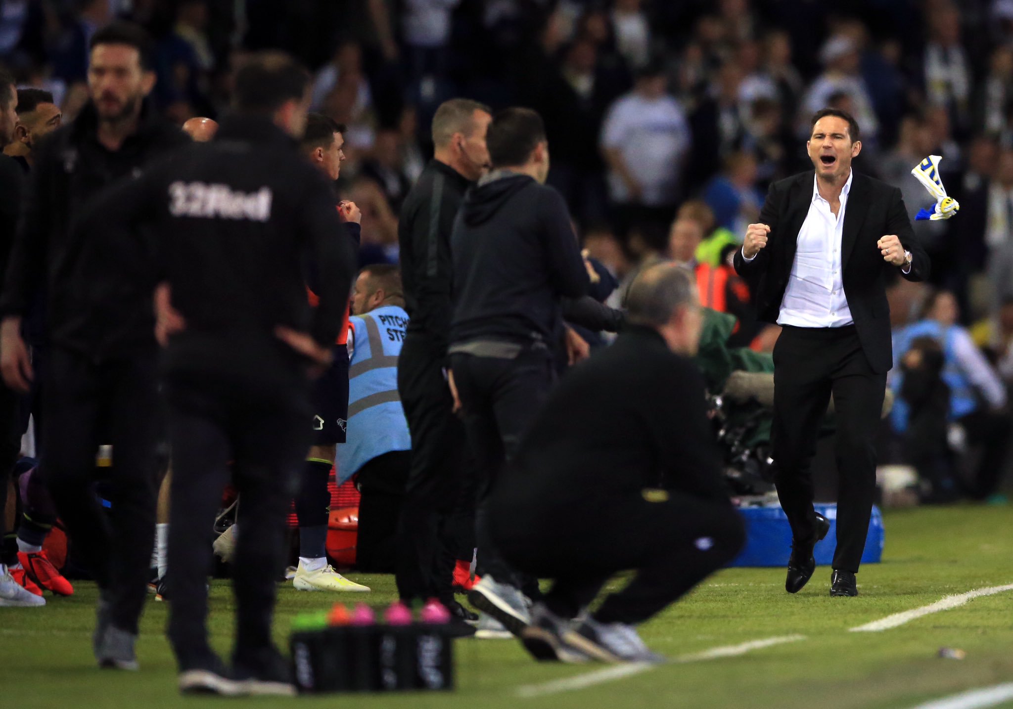 HLV Lampard ăn mừng bên ngoài đường piste leeds vs derby, play-off thăng hạng, lên hạng, lampard, derby county, leeds, ngoại hạng anh, chung kết thăng hạng