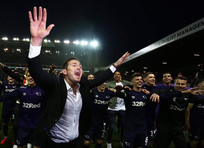 HLV Lampard ăn mừng cùng các học trò leeds vs derby, play-off thăng hạng, lên hạng, lampard, derby county, leeds, ngoại hạng anh, chung kết thăng hạng