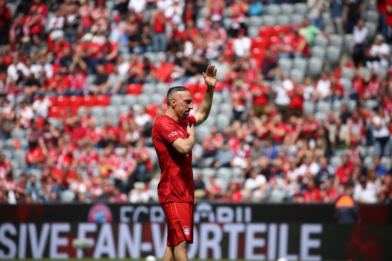 Ribery gửi lời chào đến CĐV Bayern trước khi trận đấu bắt đầu robben và ribery, robben và ribery chia tay bayern, robben, ribery, bayern, robbery, bayern vô địch, bayern munich