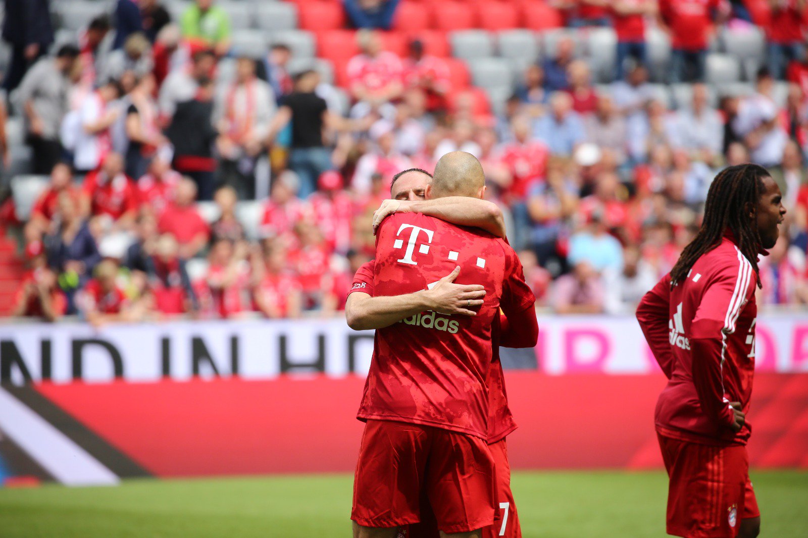 Những cái ôm giữa hai huyền thoại robben và ribery, robben và ribery chia tay bayern, robben, ribery, bayern, robbery, bayern vô địch, bayern munich